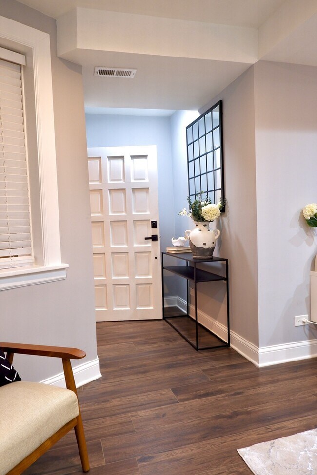 Building Photo - 2944 N Ridgeway Ave