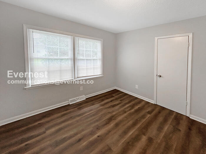 Building Photo - 542 Newcastle Rd