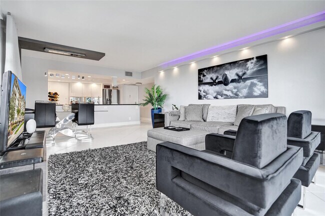 Building Photo - 1150 Hillsboro Mile