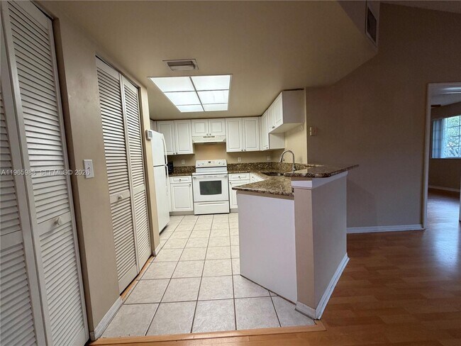 Building Photo - 1600 Crestwood Ct S