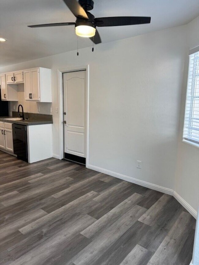 Building Photo - 3126 Silverlake Dr