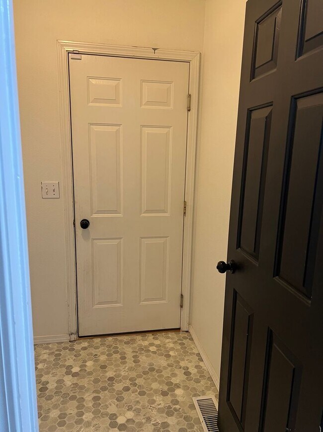 Building Photo - Welcome to this charming 3 bedroom, 2 bathroom home located in Nampa, ID.