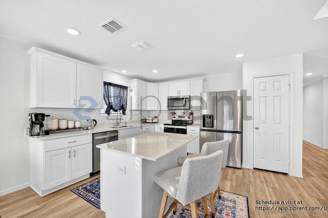 Building Photo - 2301 Vlg Crk Ln