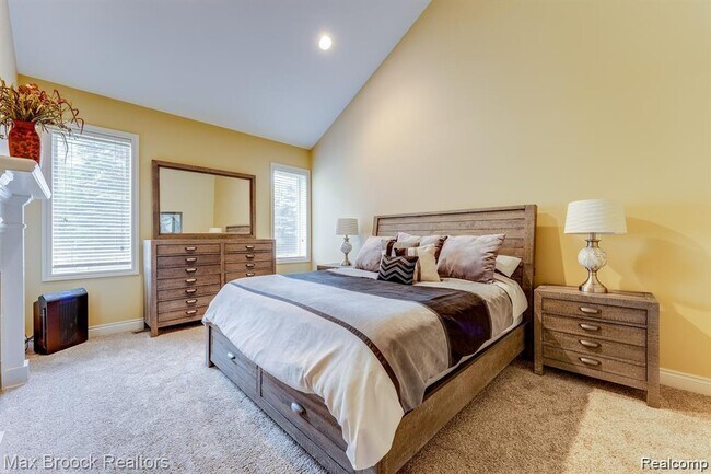 Building Photo - 1050 Oakwood Dr