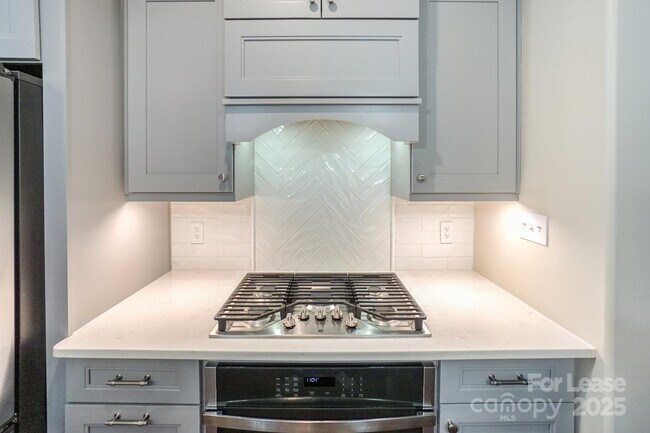 Building Photo - 181 Streamside Pl
