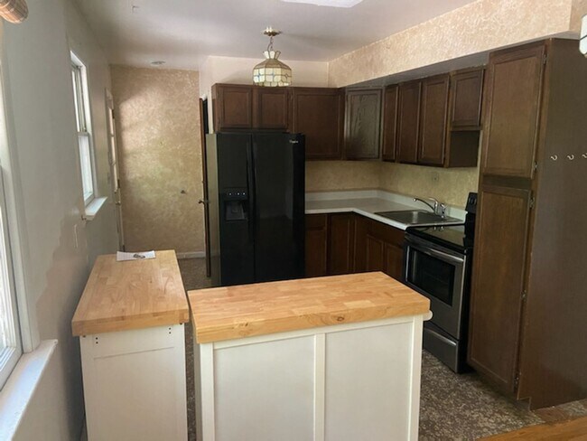 Building Photo - 730 Lonely Cottage Rd