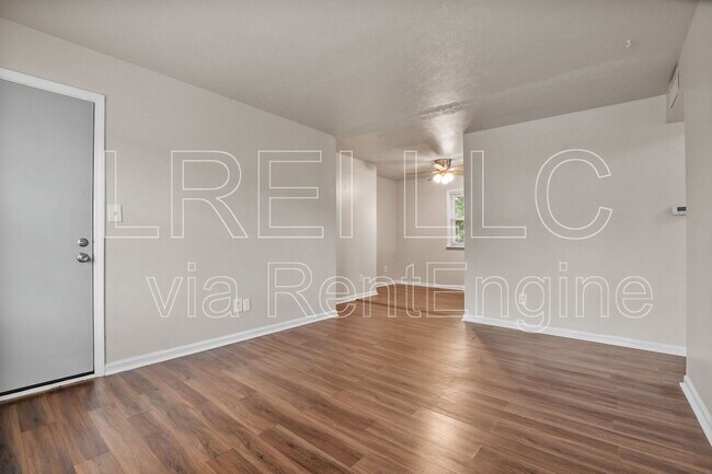 Building Photo - 5112 Valiant Dr