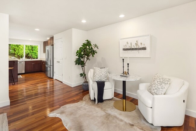 Building Photo - 5bd/2.75ba Bellevue Home