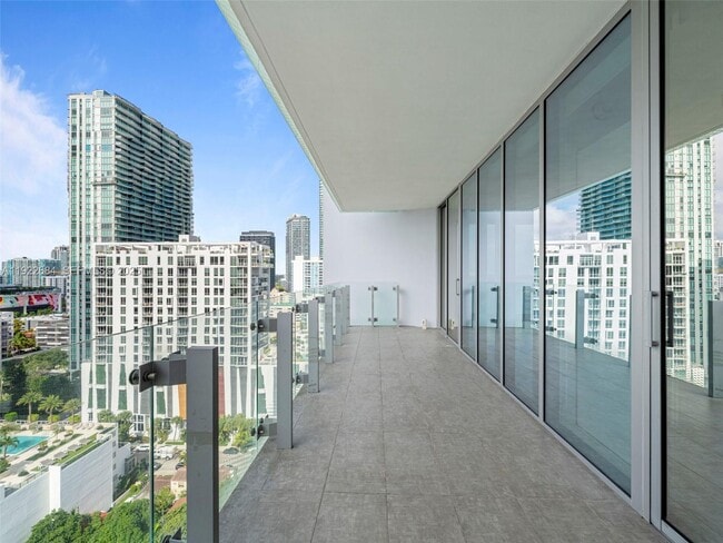 Building Photo - 700 NE 26th Terrace