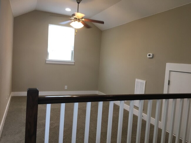 Building Photo - BEAUTIFUL TOWNHOUSE IN CRESTVIEW
