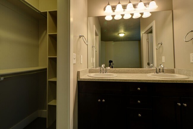 Building Photo - 3 bedroom Ivory Ridge Townhome