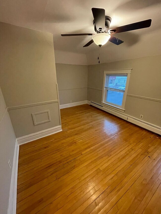 Building Photo - AVAILABLE Immediately! - Gorgeous 3 Bedroom 1 Bath Single Family Home!