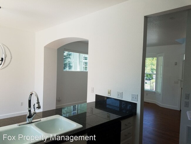 Building Photo - 3 br, 2.5 bath House - 467 Blue Lake Trail