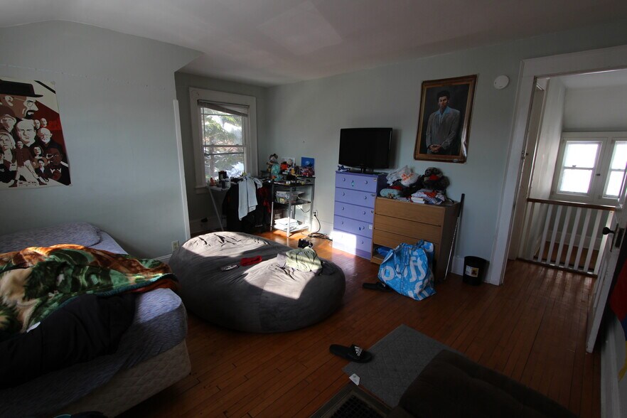 bedroom 3 - 831 Lancaster Ave