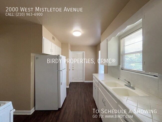 Building Photo - 2000 W Mistletoe Ave