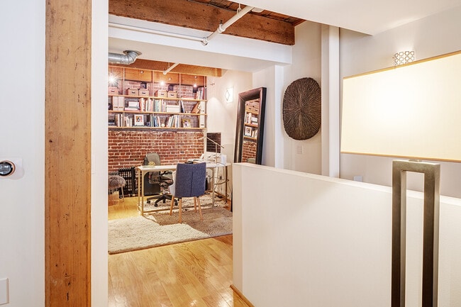 Building Photo - 650 Delancey St