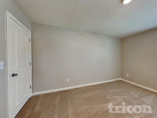 Building Photo - 109 Hyde Pk