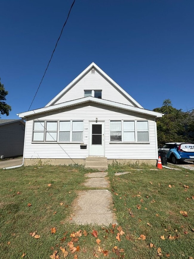 Building Photo - Spacious 4-Bedroom Home with Fenced Backyard