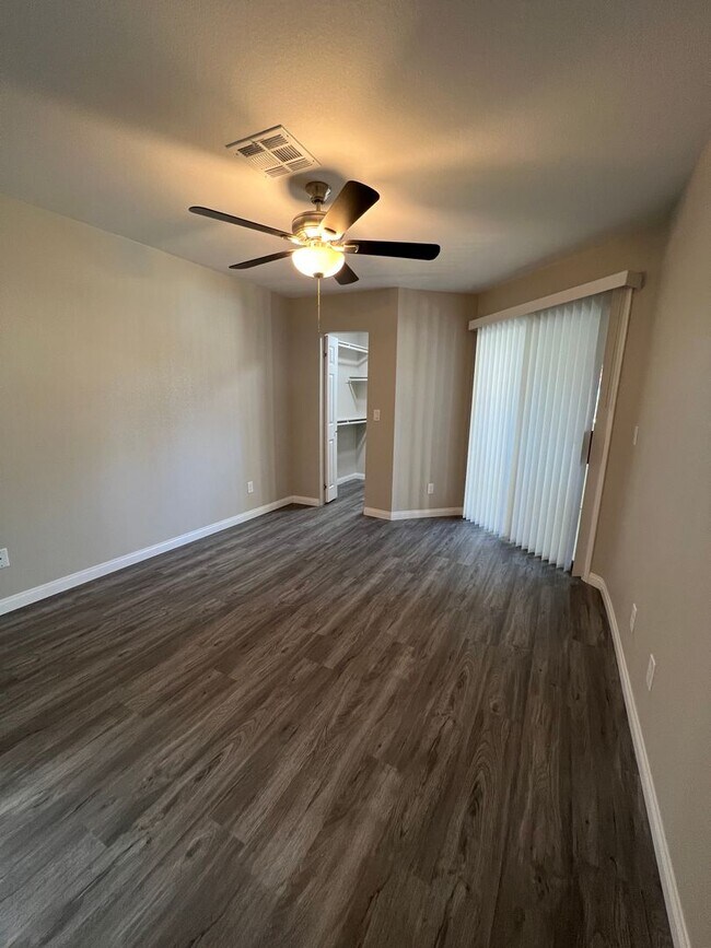 Building Photo - Newly Renovated Enclaves Condo!