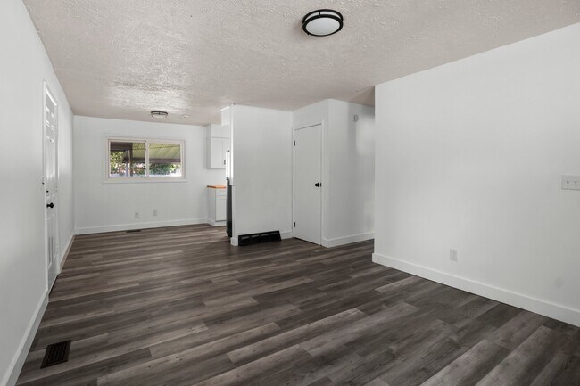 Building Photo - 2474 Thornton Dr