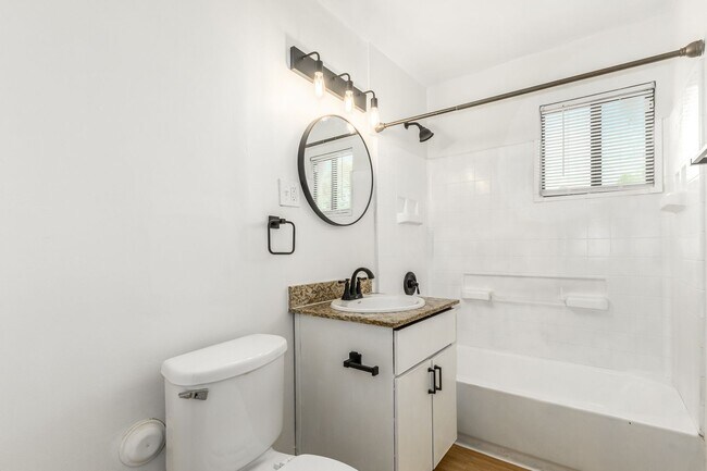 Building Photo - 2 Bed | 1 Bath - Updated Ground Floor Unit