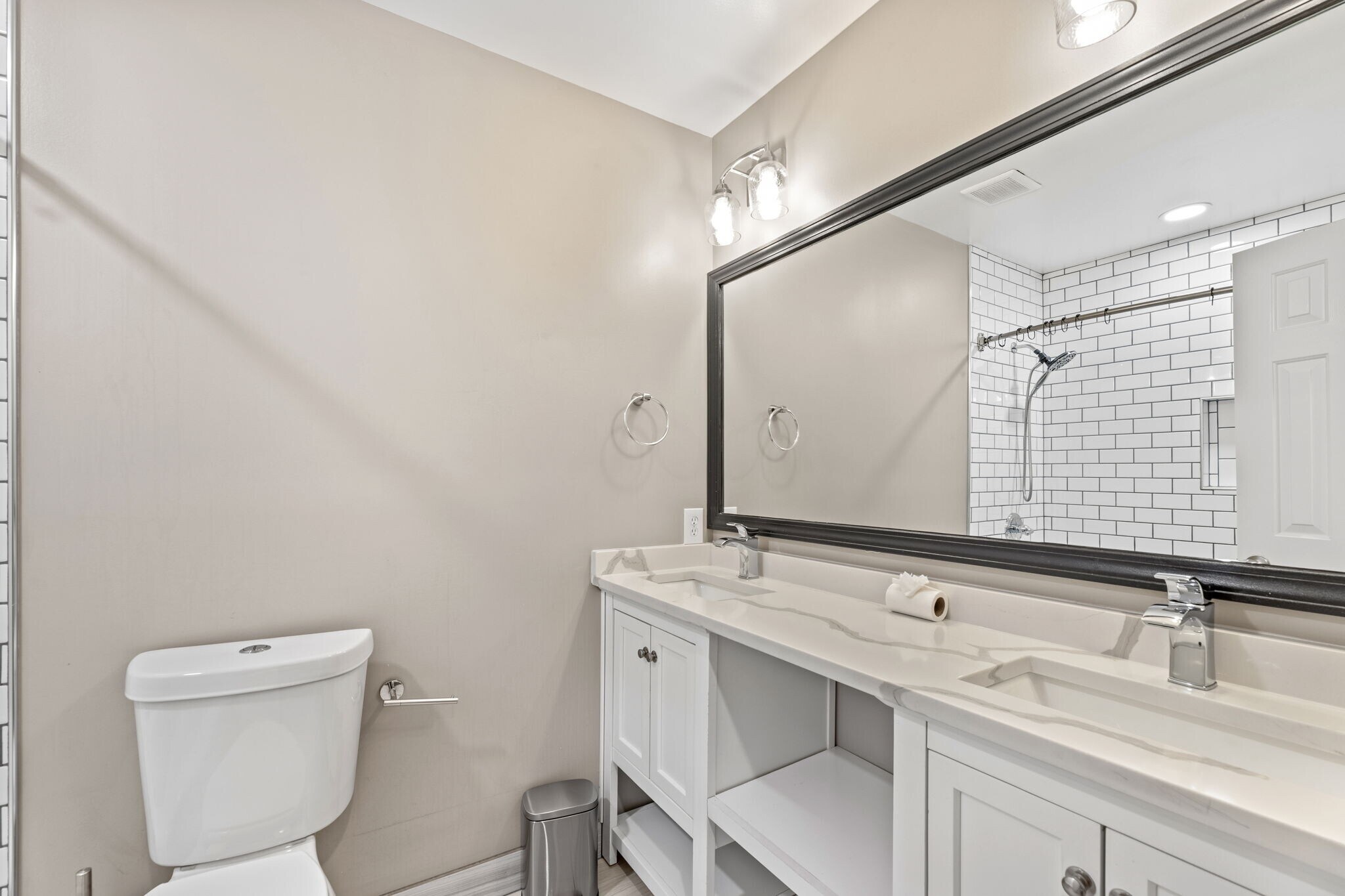 Upstairs Bathroom with Double Vanities - 1486 Briaroaks Trl NE