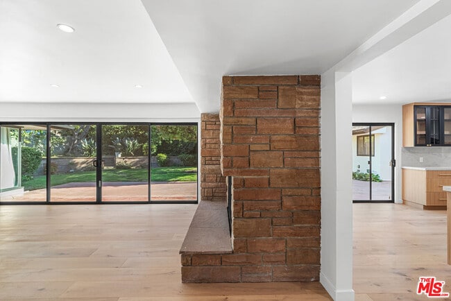 Building Photo - 5160 Los Feliz Blvd