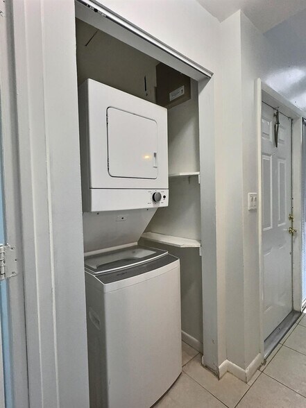 Building Photo - 2652 Riverside Dr