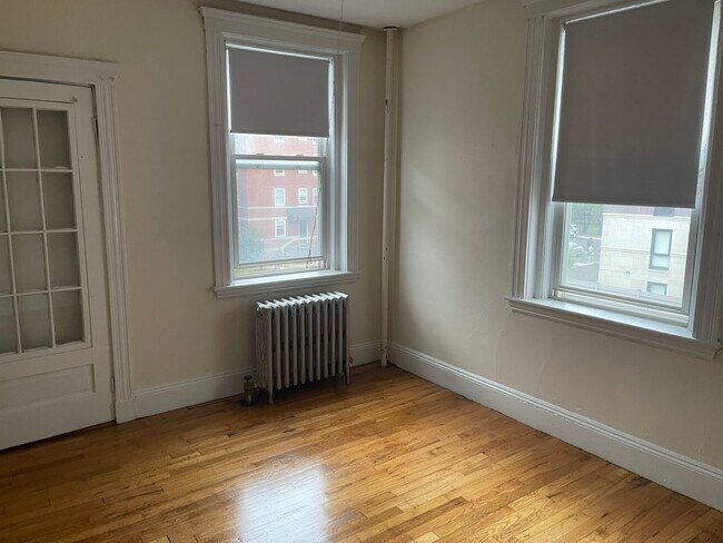 Building Photo - Renovated Sunny large  1 bed next to Train  Rent Heat HW INC   NO FEE Free month