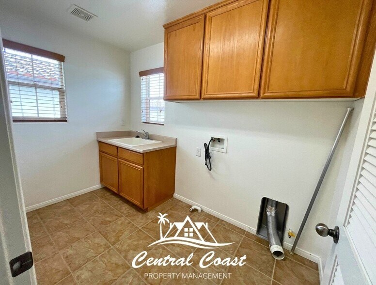 Building Photo - 2219 Cordoban Ln