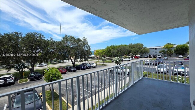 Building Photo - 901 Hillcrest Dr