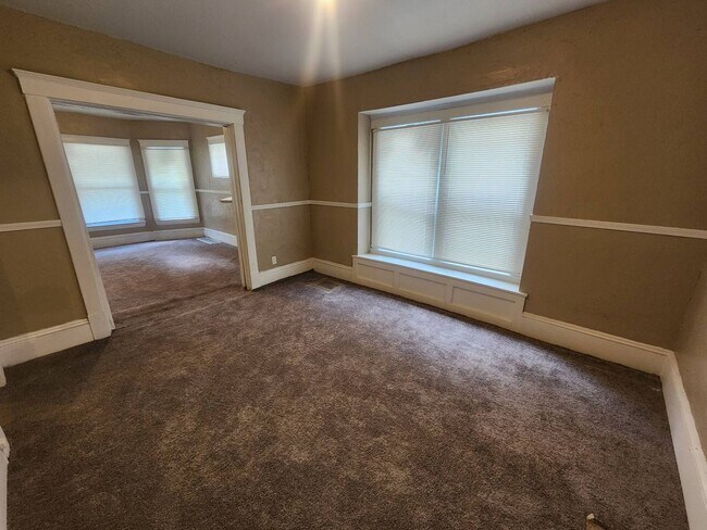 Building Photo - Charming 4-Bedroom Property in Prime Location