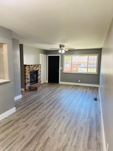 Building Photo - 487 Warr Ln