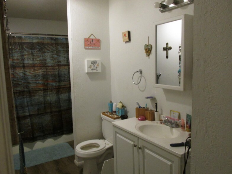 Building Photo - 1008 W 2nd St