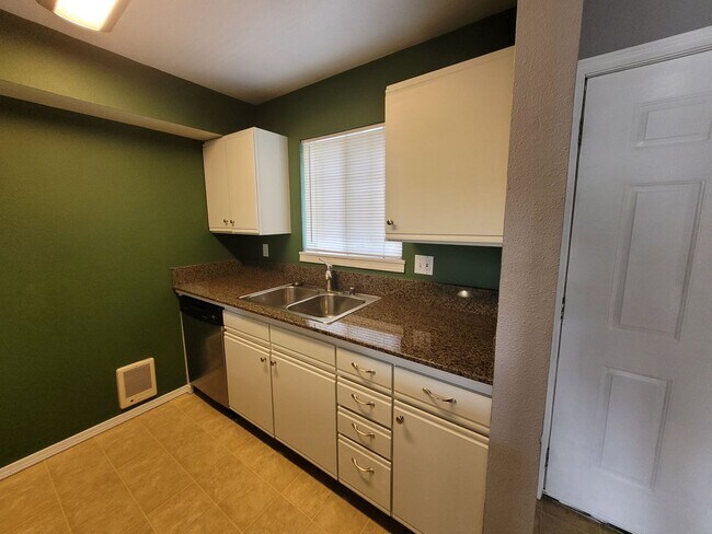 Building Photo - 2709 W Maplewood Ave