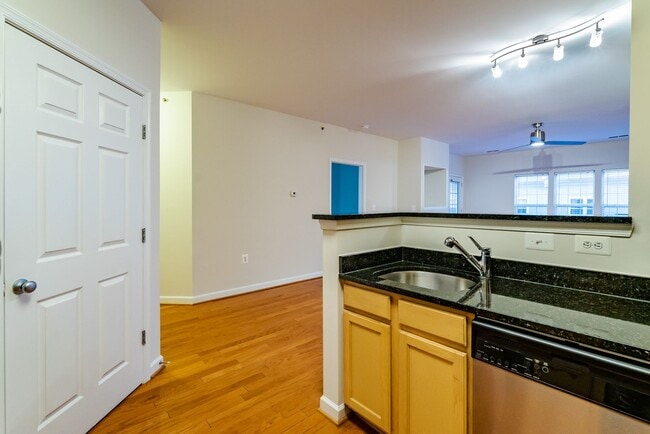 Building Photo - Spacious 3 Bed 2 Bath Condo With Balcony In Sought After Summerfield at Brambleton