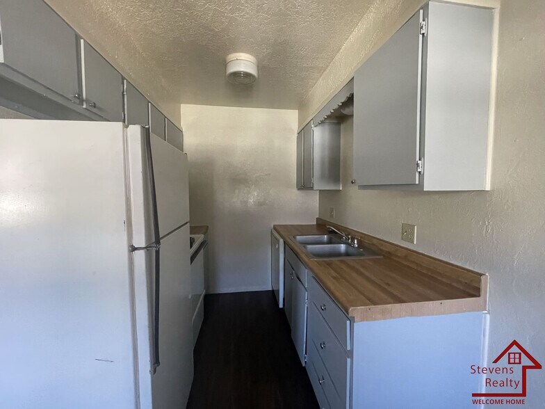 Building Photo - 1502 NW Kingsbury Ave