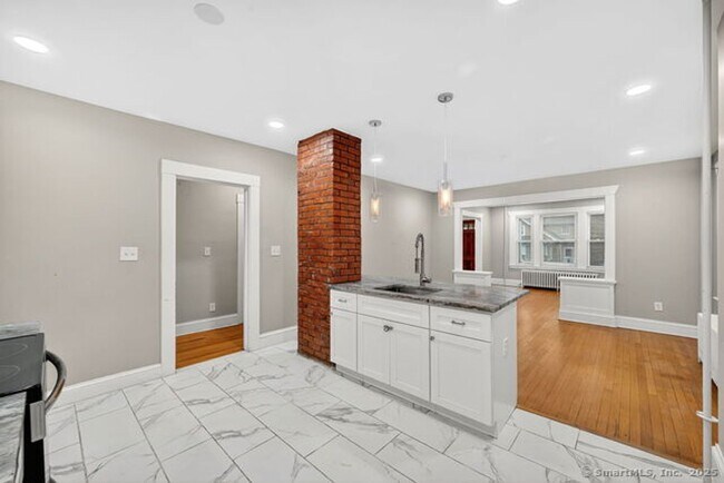 Building Photo - 45 Fairlawn St