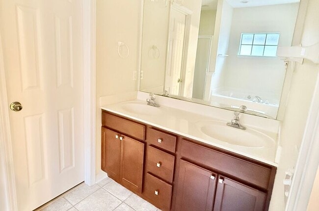 Building Photo - 4161 Longwood Cir