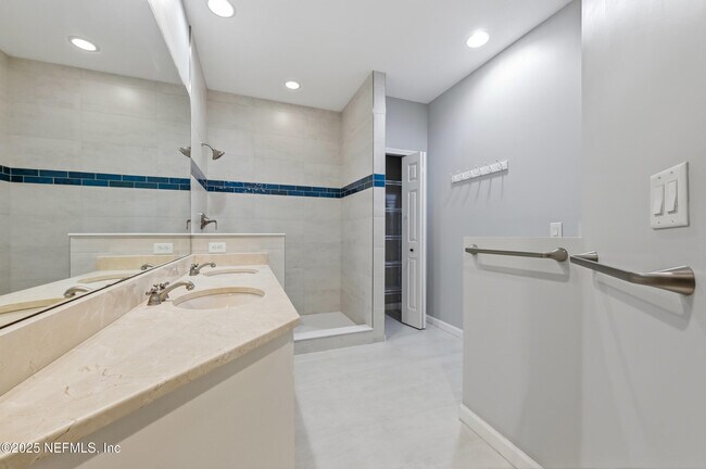 Building Photo - 415 La Travesia Flora