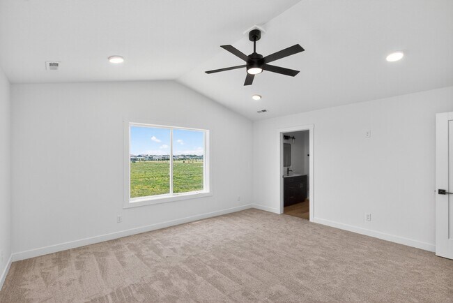 Building Photo - 1130 NW Sproul Dr