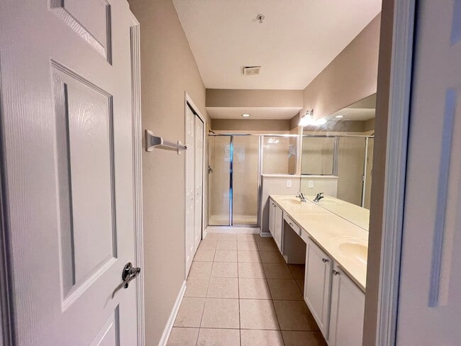 Building Photo - Great townhouse -  available now!