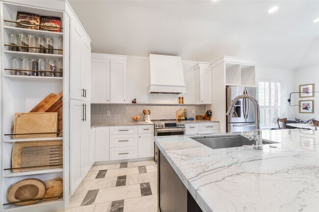 Building Photo - 1611 Lakeside Enclave Dr