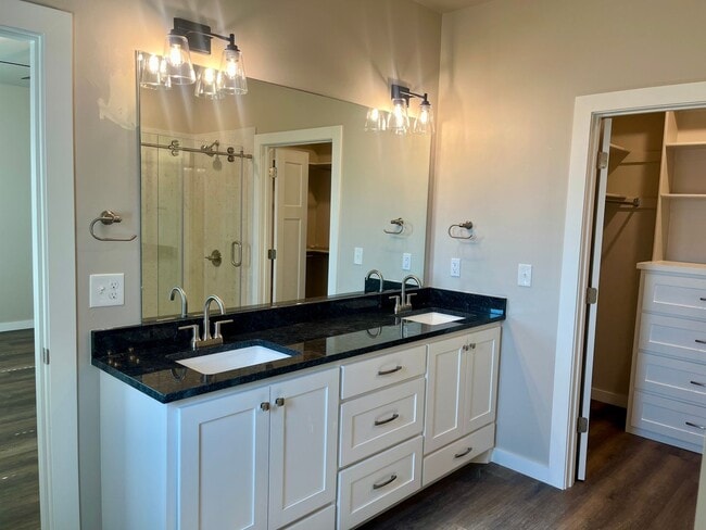 Building Photo - Large 1 Bed, 1 Bath in Beautifully Well-Maintained Neighborhood!! New Construction!!