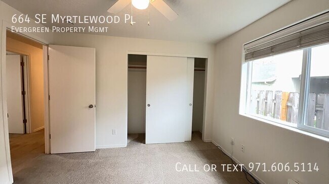 Building Photo - 664 SE Myrtlewood Pl