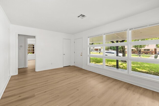Building Photo - Charming 3 Bedroom, 2 Bathroom house