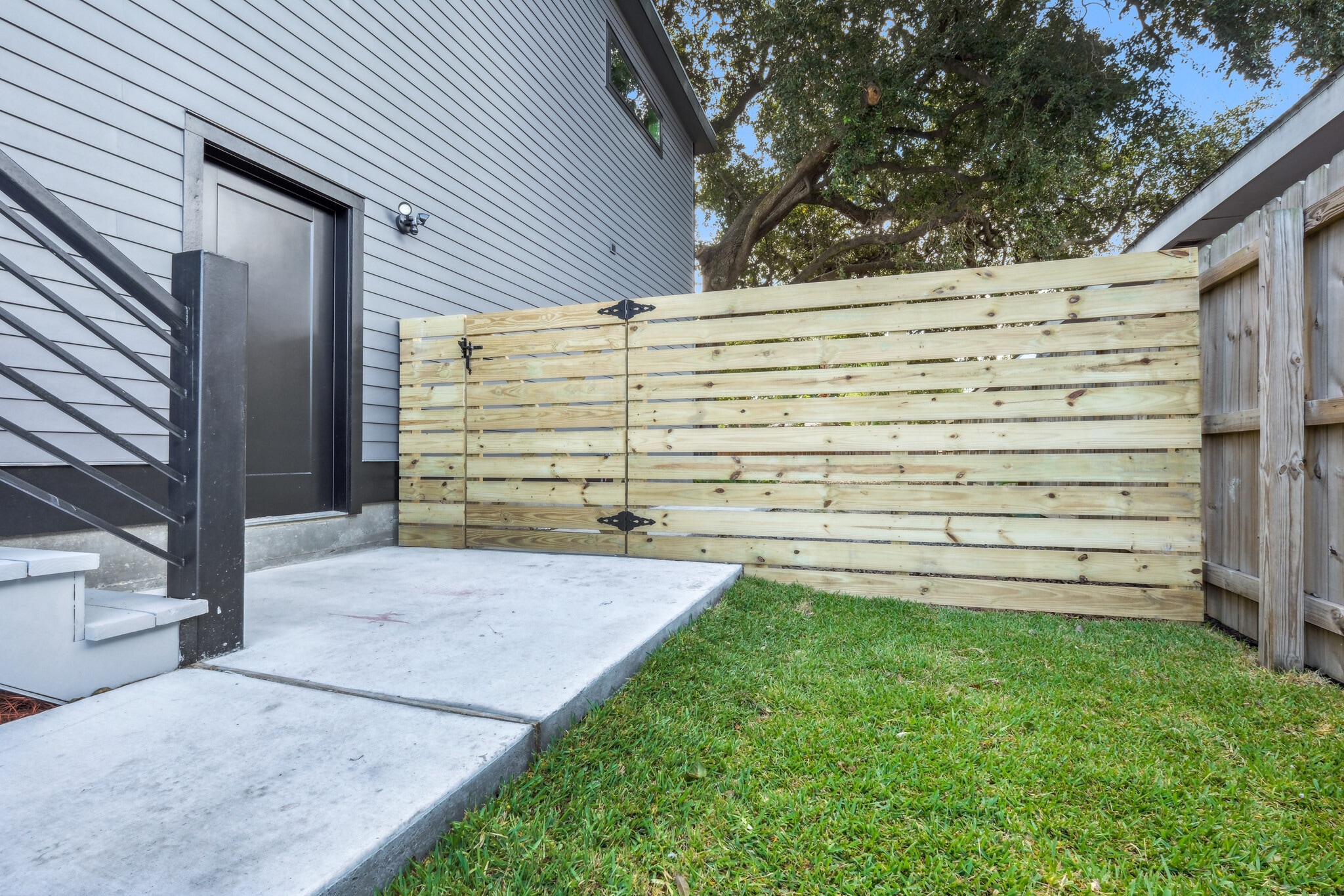 Fenced yard with entry to front room - 428 W Solidelle St