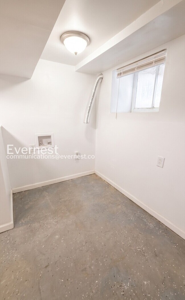 Building Photo - 3 Bed/2 Bath Home with Fenced Yard / Vouchers Accepted / Coming Soon!