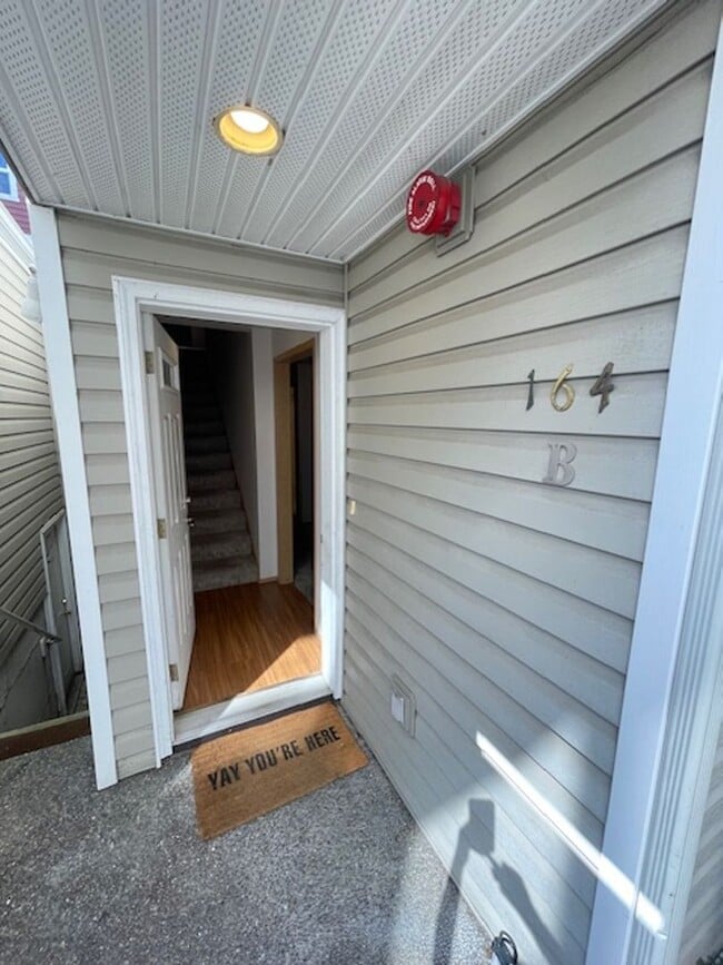 Building Photo - Charming and Spacious 3-Bedroom Townhome w...