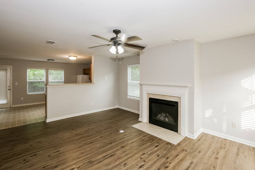 Building Photo - 15745 Lakepoint Forest Dr